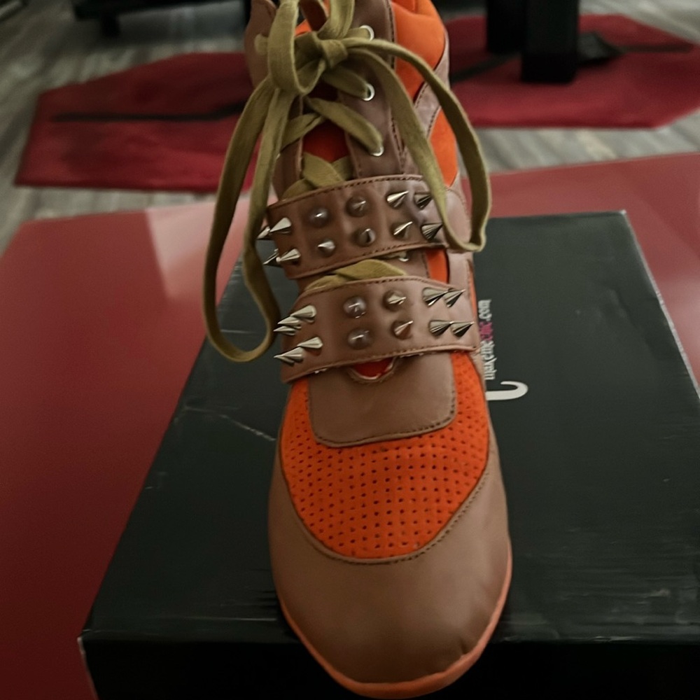 This is a very nice comfortable platform shoe